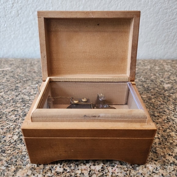 Vintage Wooden Fuji Wind Up Music Box Hummel Art Picture 🎶 Somewhere My Love 🎶 - Picture 9 of 16
